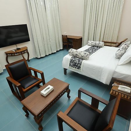 Le Colonial Suites ポンディシェリ エクステリア 写真